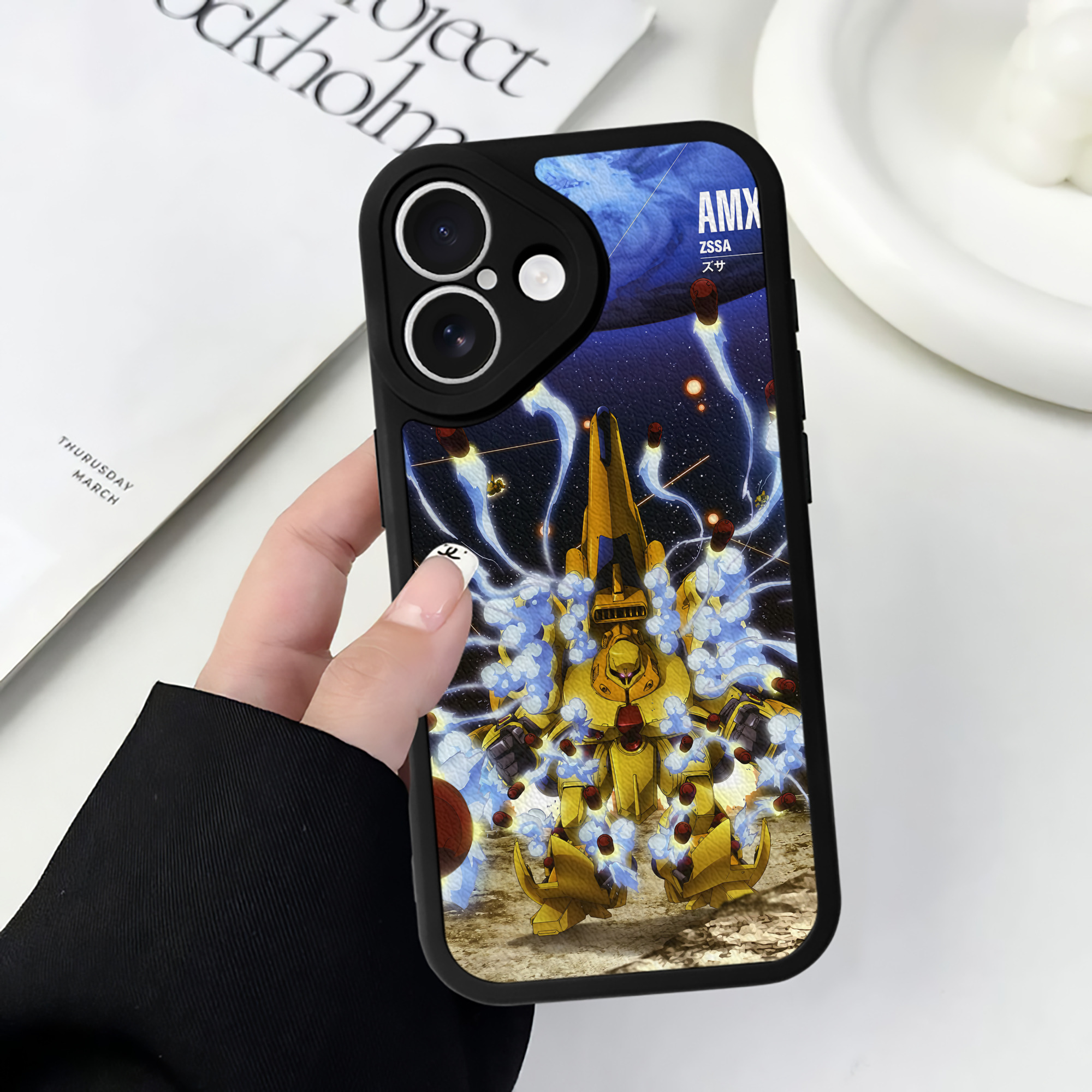 （画像用） 機動戦士ガンダム Mobile Suit Gundam 【iPhone 16シリーズ対応】シリコンスマホケース（レザー調） 材質：シリコン